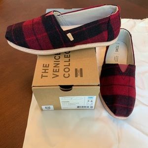 Tom’s classic Red Plaid Felt on Leather